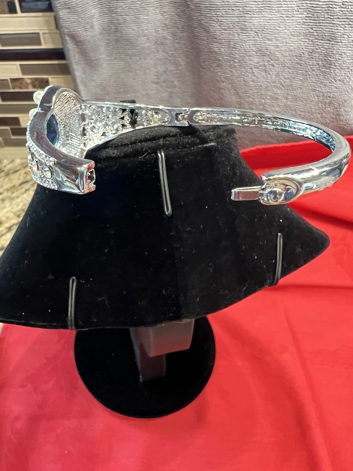 Elegante brazalete con bisagras de cristal azul zafiro y perlas - estilo vintage Foto 3 de 3
