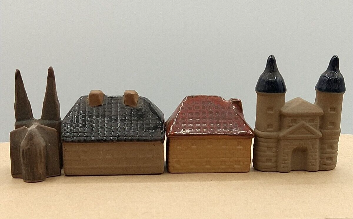 ヴィレッジハウス　教会　チャペル　ヴィンテージ Mini Ceramic Village Buildings Church School House Mantle Decor