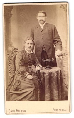 Fotografie Carl Freund, Elberfeld, Hofauerstraße 87, Würdevolles Paar neben kun 