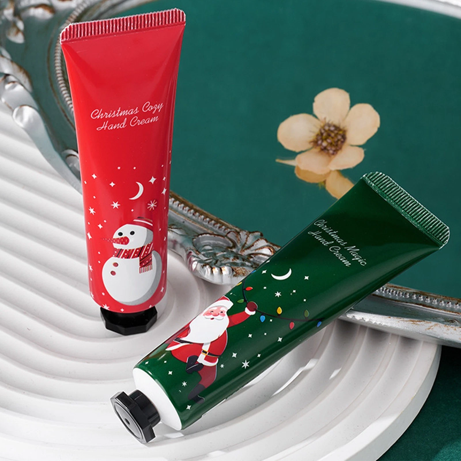 Gửi kem dưỡng tay sang Canada làm quà Giáng Sinh: Lựa chọn phổ biến của người Việt xa quê