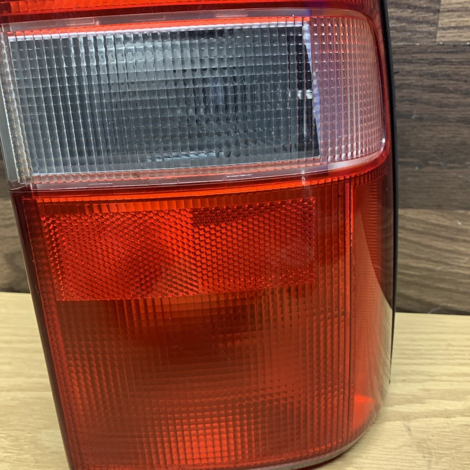 1999-2004 CHEVROLET TRACKER RH Passenger Right Tail Light 91174688 - Image 3 of 4