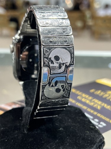 Custom Apple Watch Series 10 46mm (GPS+LTE), Spikes Skull bracelet - Zdjęcie 4 z 7