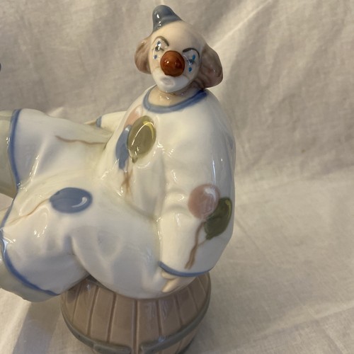 Rare Large CASADES Spanish Porcelain Clown sitting wooden barrel - Picture 3 of 15