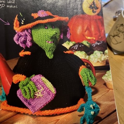 Tea Cosy Folk Witch s Brew/Spooky/Frösche/Spinnen/Katze Halloween Strickanleitung 