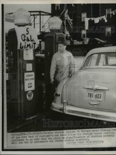 1952 Press Photo Chicago, Ed Martans Pumping Gas Due To Oil Strike - nee41873
