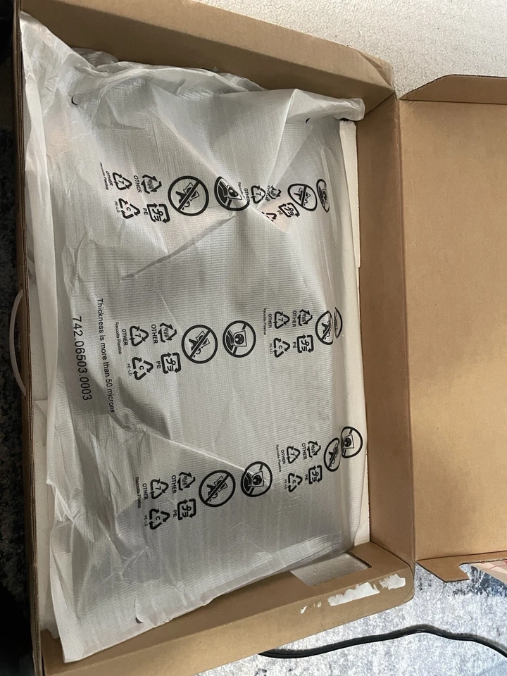 Monitor de conmutación Lenovo ThinkVision E24-10 23,8 pulgadas Foto 3 de 4