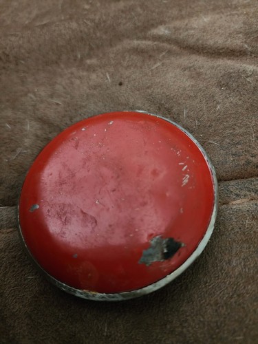 COMPATTO SMALTO ROSSO rotondo vintage con scena vittoriana diametro 2 3/4" - Foto 3 di 3