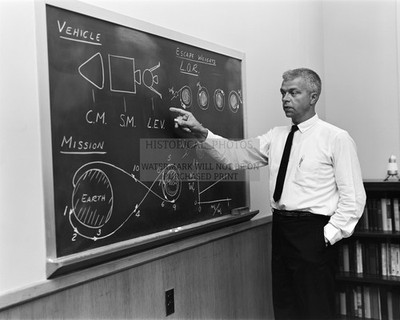 JOHN C HOUBOLT AT BLACKBOARD EXPLAINING LUNAR ORBITAL RENDEZVOUS 1962 8X10 PHOTO