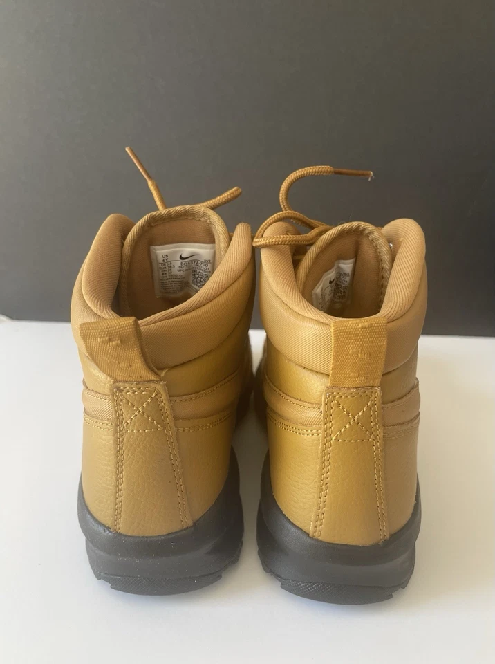 Bota Nike Big Kid talla 6Y. Color tostado, suela negra. Buen estado usado. Foto 3 de 3