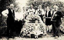 Foto Ak Gruppenbild, Familie, Mädchen vor einem Gedenkstein,... - 5006786