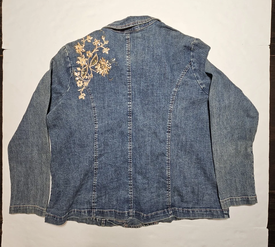 Chaqueta de mezclilla para mujer 24/7 bordada con tachuelas azul con bolsillos talla 18W Foto 2 de 4