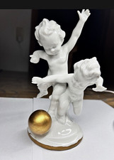 Porzellanfigur Engel Putten wei&szlig;/gold, gl&auml;nzend, freistehend mit Kugel Sockel