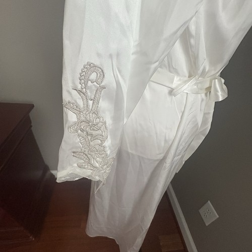 Flora Nikrooz Long Satin Robe Ivory Appliqués Size S/M Bridal Romantic NEW - Picture 5 of 14