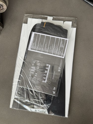 Hot Toys The Batman & Bat-Signal Deluxe Figure 1/6 MMS641 - Robert Pattinson - Picture 15 of 24
