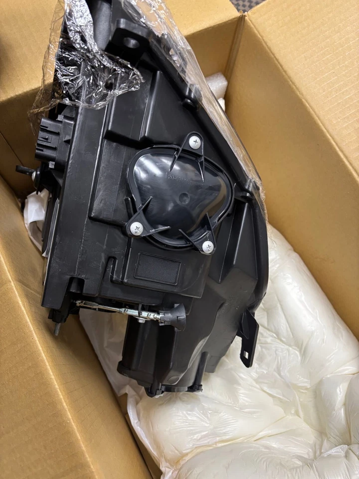 Conjunto de faros - Certificado Capa TYC 20-6961-00-9 para Cadillac CTS 08-14 Foto 3 de 4