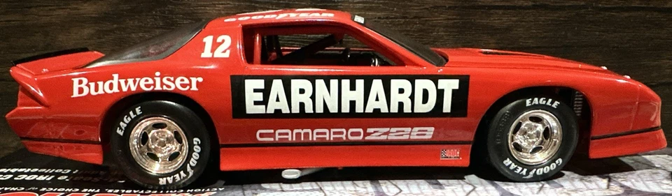 Camaro 1987 Dale Earnhardt Budweiser fondo rojo 1/24 IROC RCCA Action Xtreme Foto 4 de 4