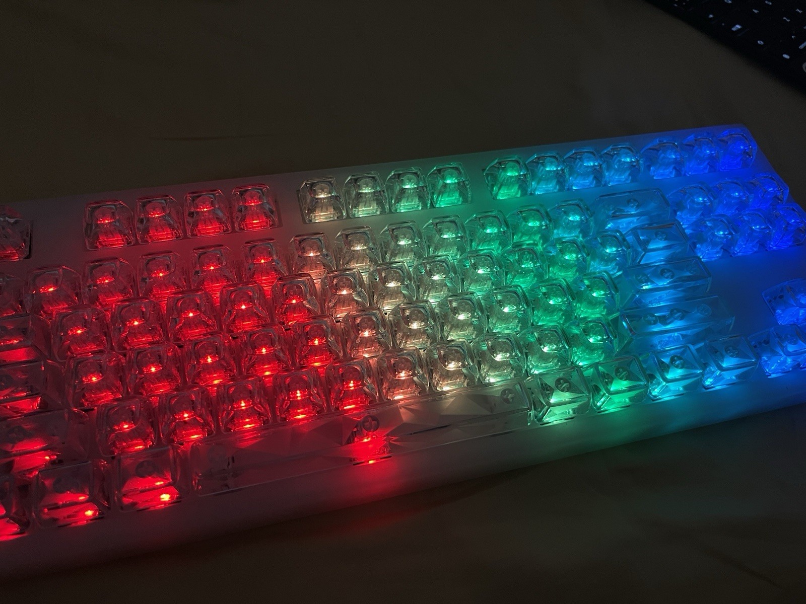 Clavier compact rechargeable pour petit espace de bureau épuré