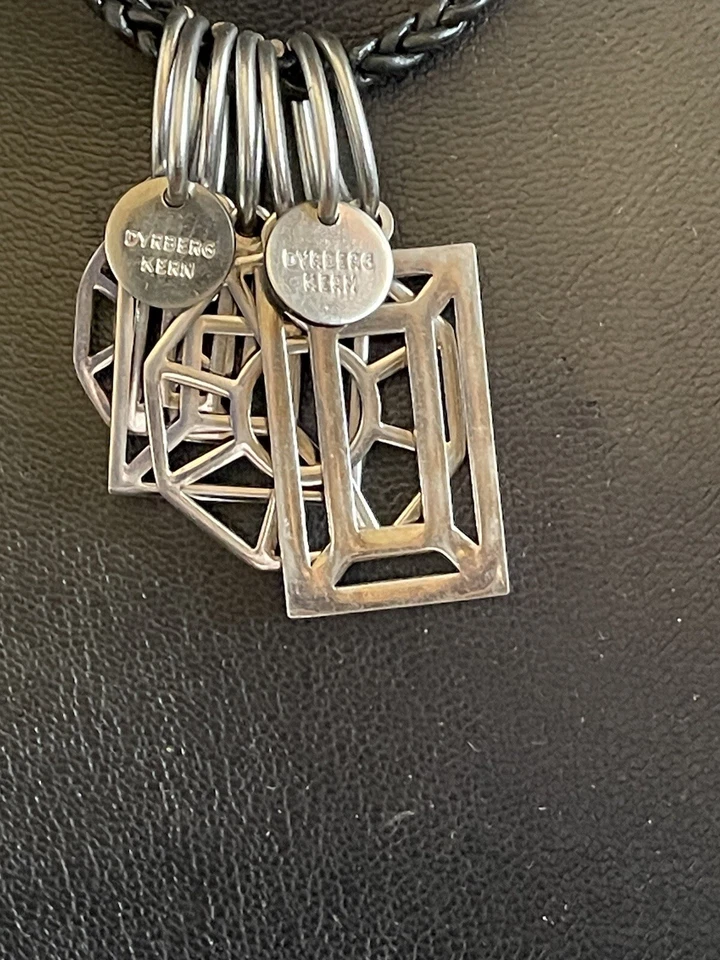 COLLAR DIJE geométrico Dyrberg Kern DISEÑADOR DINAMARCA EN con cordón de cuero trenzado. Foto 3 de 4