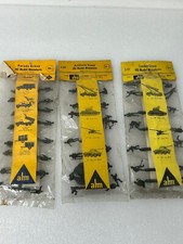 Associated Hobby Manufacturers AHM HO Soldiers - Artillerie Parade Combat - 42