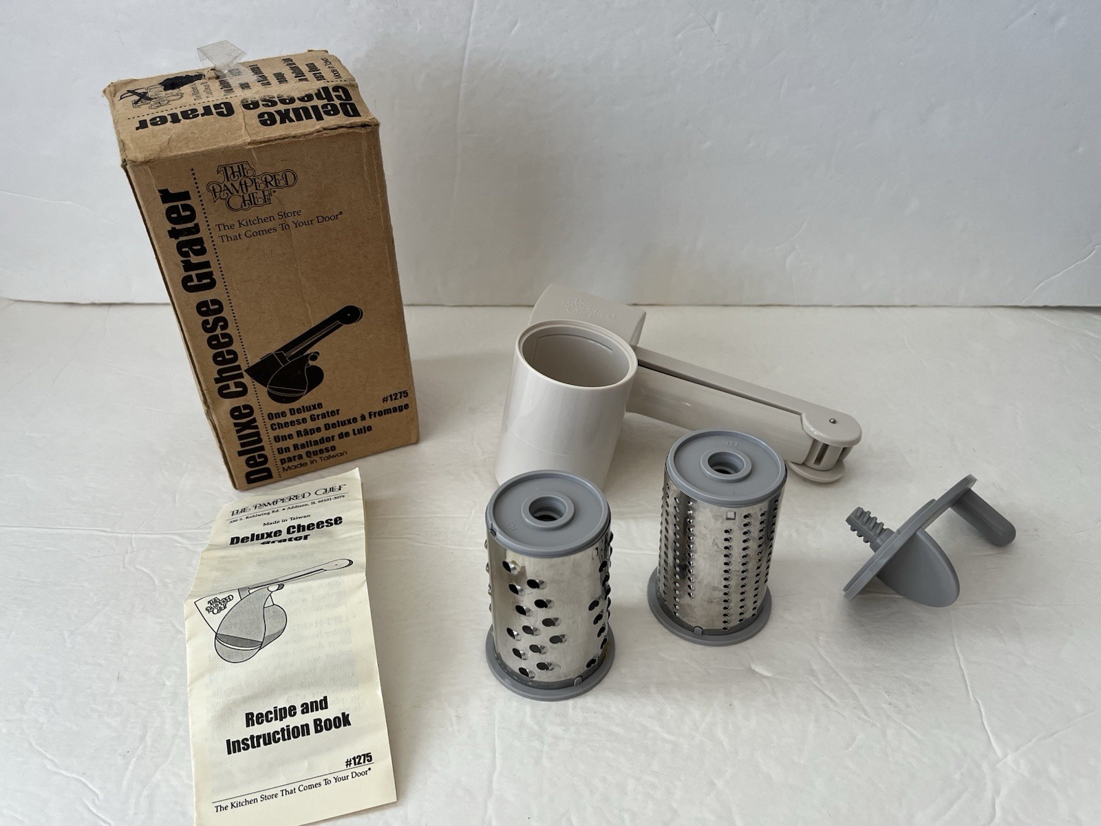 Pampered Chef Deluxe Cheese Grater Set with 2 Grater Sizes #1275