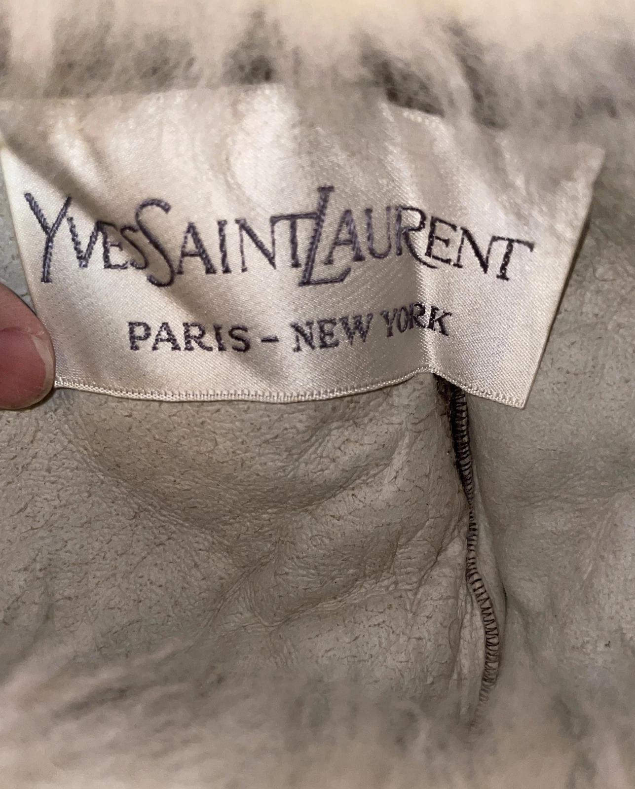 SAINT LAURENT (YSL) Cappello vintage YSL Yves Saint Laurent cofano in pelliccia con pompon taglia unica