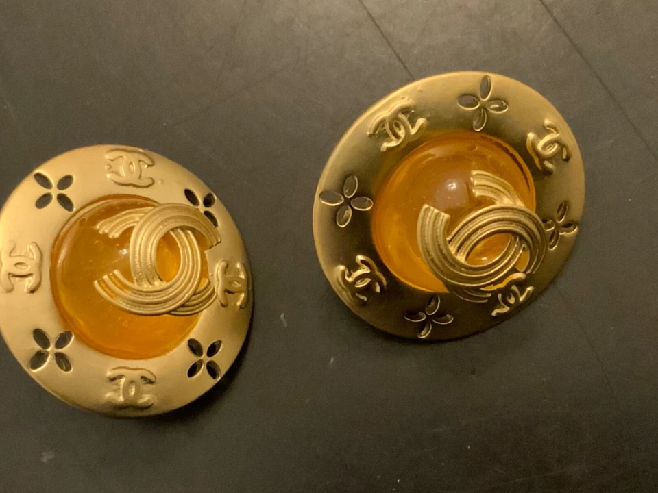 Pendientes clipon francés Coco Chanel numerados CC marrón vidrio Gripoix Foto 3 de 4