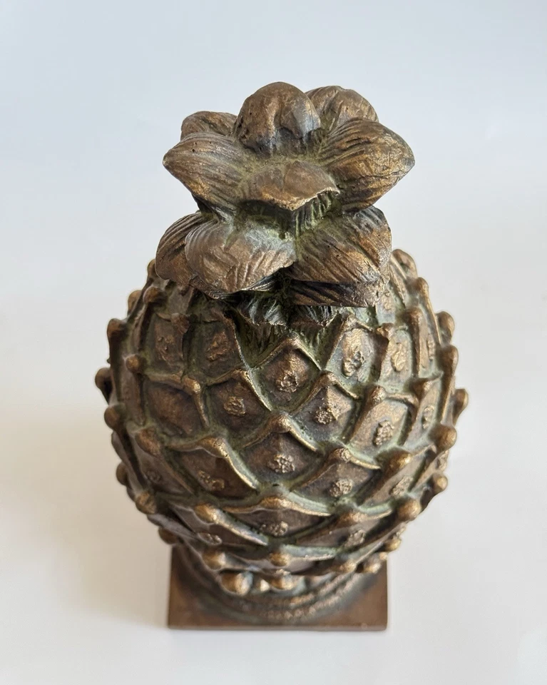 "Estatua con acabado de piña sobre base cuadrada - resina 13"" oro bronce pátina usada en excelente estado" Foto 3 de 4