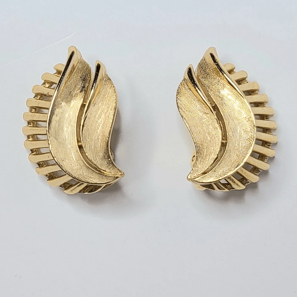 Pendientes Crown Trifari Mujer Trabajo Abierto Remolino Concha de Mar Vintage Clip Ons Foto 4 de 4