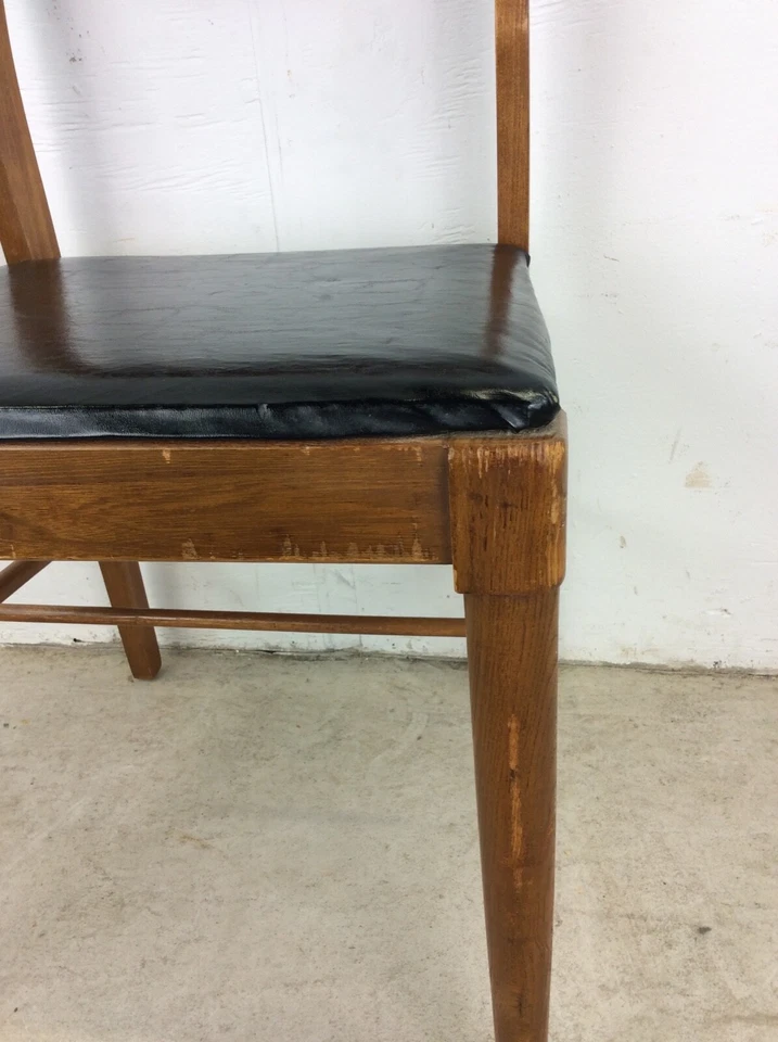 Silla moderna de nogal Mid Century con tapicería de vinilo negro Foto 4 de 4