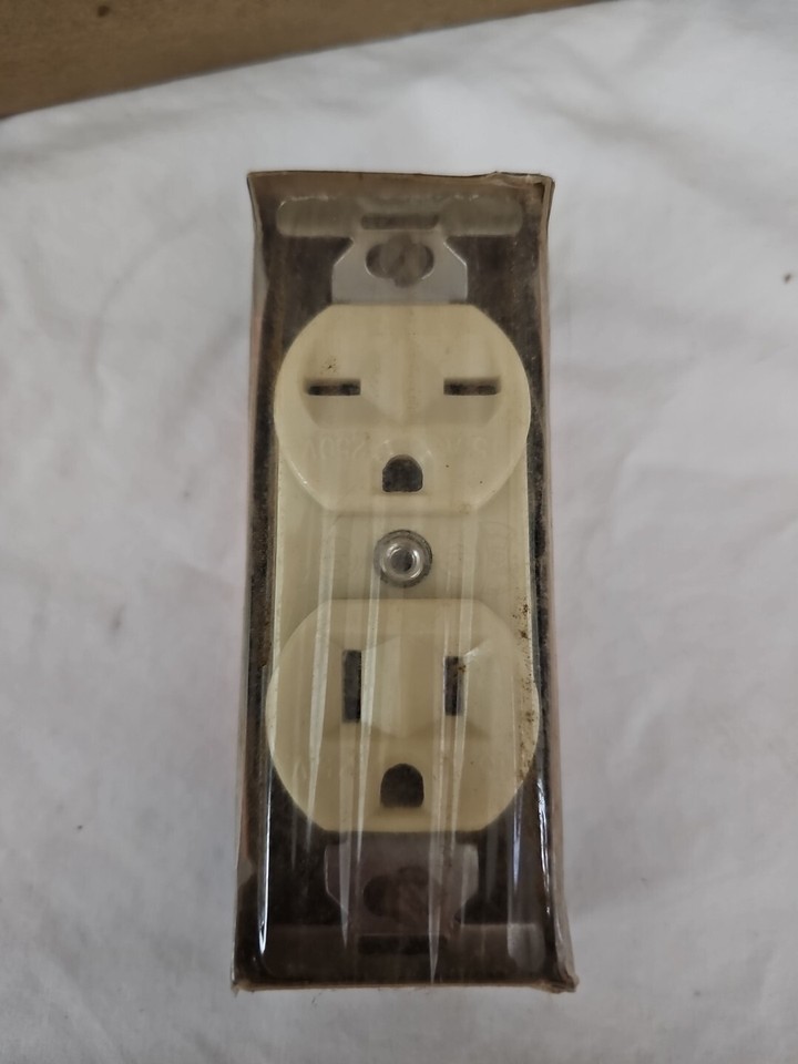 DUPLEX RECEPTACLE 15A 125/250VAC DUAL VOLTAGE 2P 3W Eagle 829 Ivory New