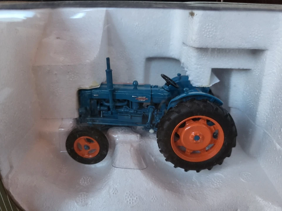 Country Universal Hobbies Power Fordson Major 1:32 Scale Water Threshing Tractor - Image 2 of 4