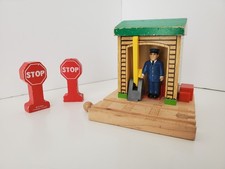 Thomas Friends Wooden Railway Conductor Shed and Stop Signs 2001