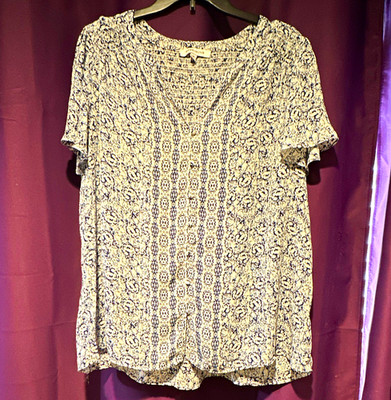 Rose + Olive Women s 1X Blue/White Floral Short Sleeve V-Neck Pullover Top