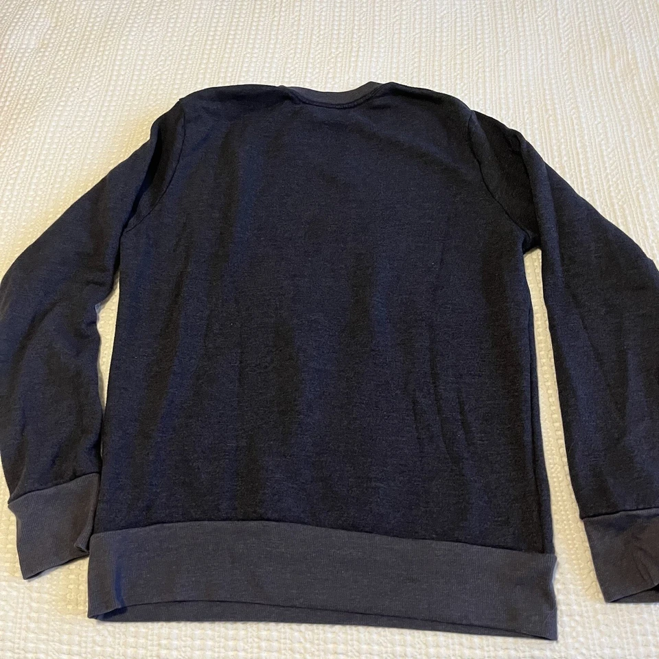 Atlanta Braves 2021 Serie Mundial Campeones Cuello Redondo Mujer’s Pequeño Majestuoso Azul Marino Foto 4 de 4