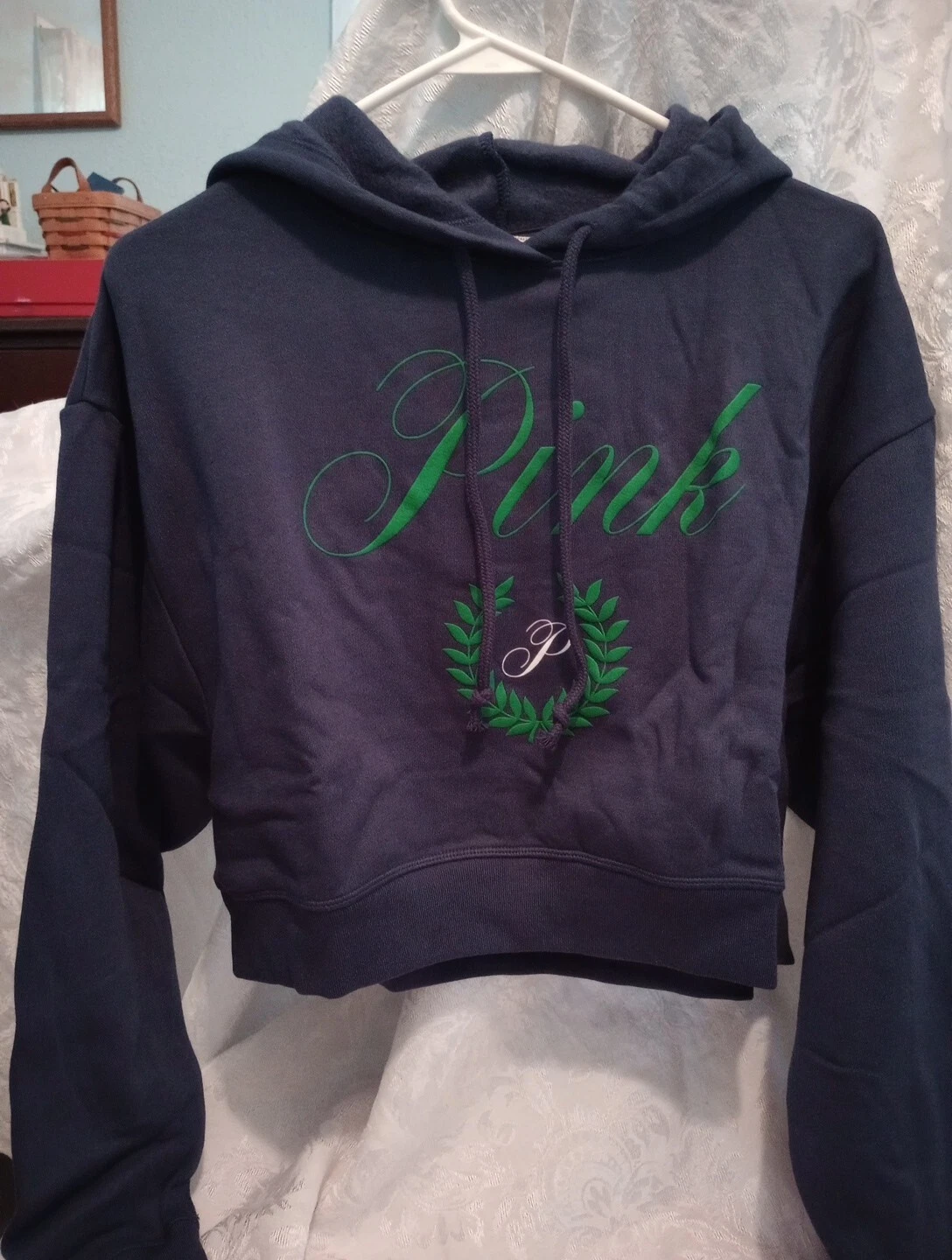 UNDERCOVER Nuova felpa con cappuccio Victoria's Secret rosa cropped blu navy nuovo stile taglia SM NUOVA CON ETICHETTE