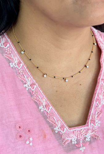 Elegante mangalsutra minimalista de oro de 18 quilates con diamantes naturales - Vídeo 1 de 1