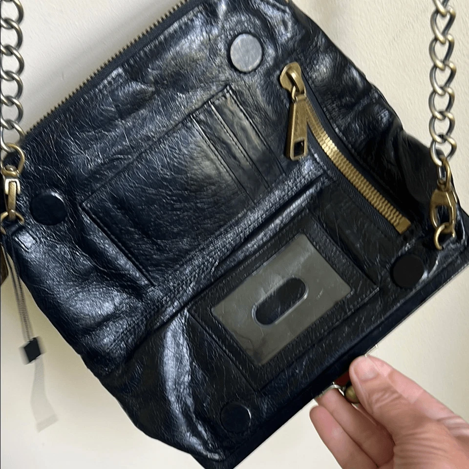 Cartera sin asas plegable Hobo International de charol negro Foto 3 de 4