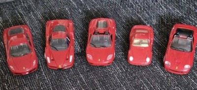 Modellautos 4 Ferraris 1 Porsche