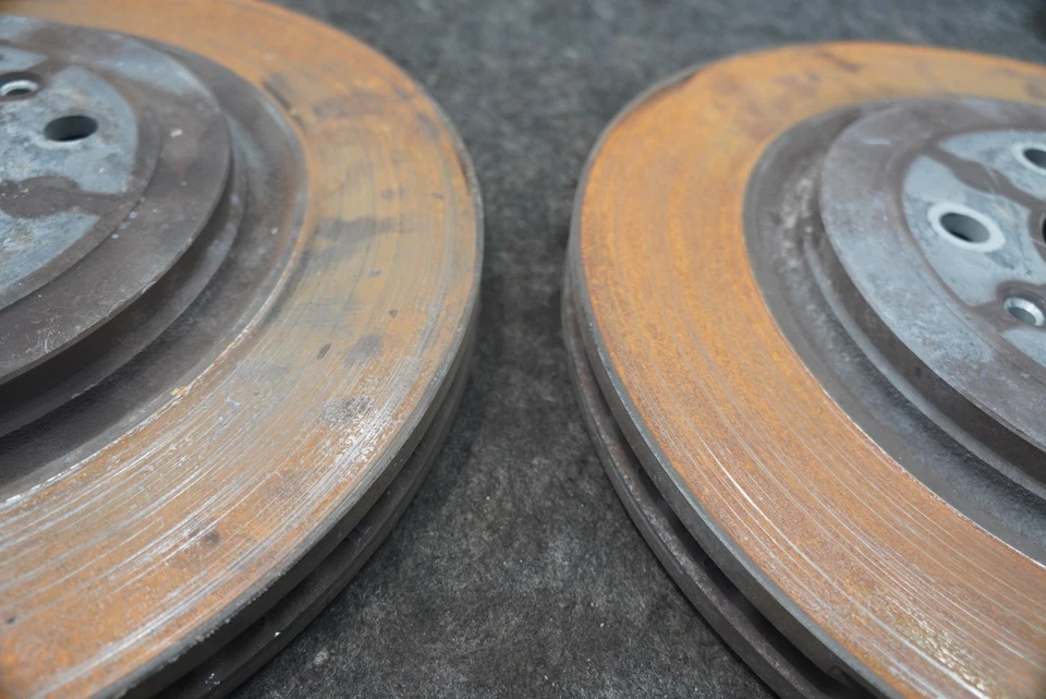 Conjunto 2 rotores de freio a disco traseiros esquerdo direito 85589610 fabricante de equipamento original Chevrolet Camaro ZL1 2017-24 - Imagem 4 de 4