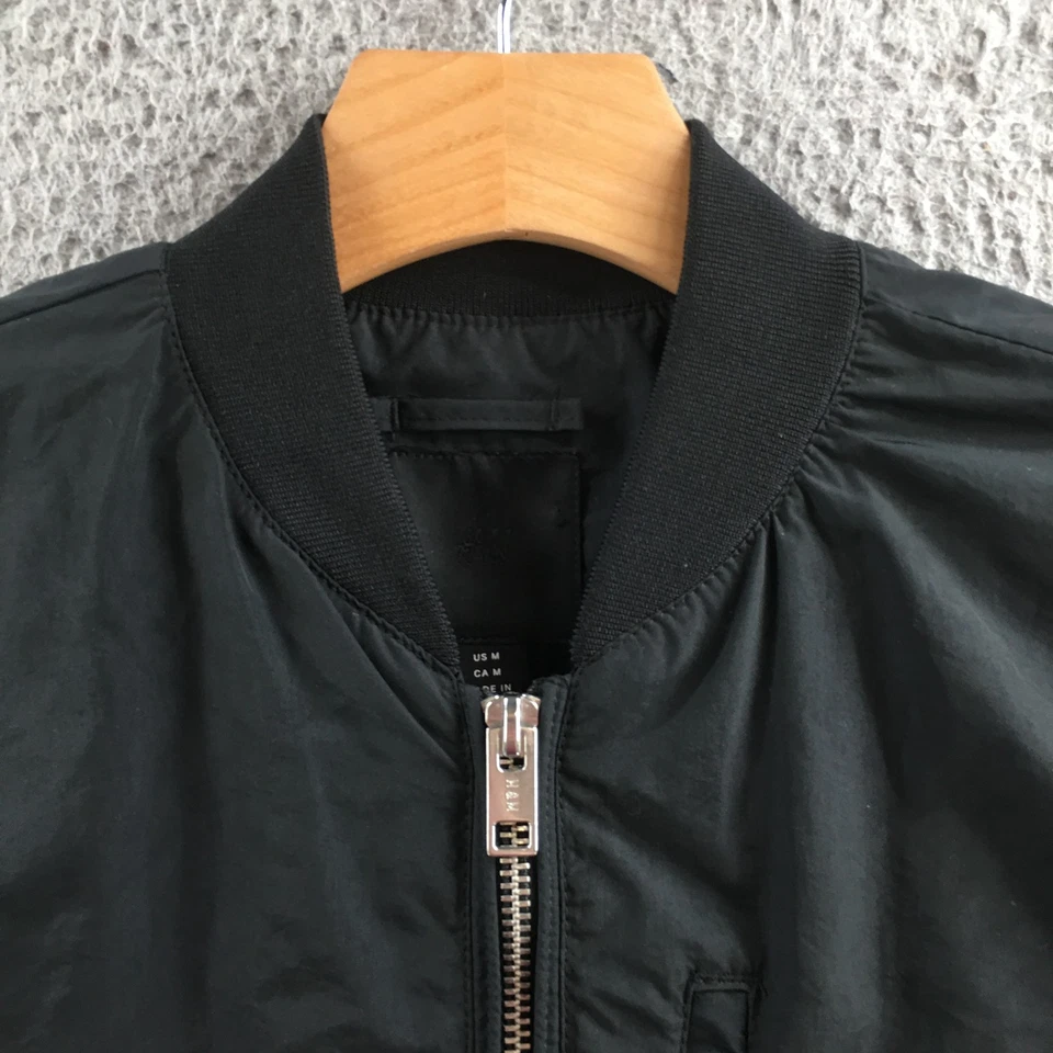 Chaqueta de bombardero H&M para hombre mediana negra con cremallera frontal mezcla de nailon cuello acanalado informal Foto 3 de 4