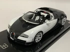 1/18 MR Collection Bugatti Chiron White / Black carbon on Carbon base BUG04C