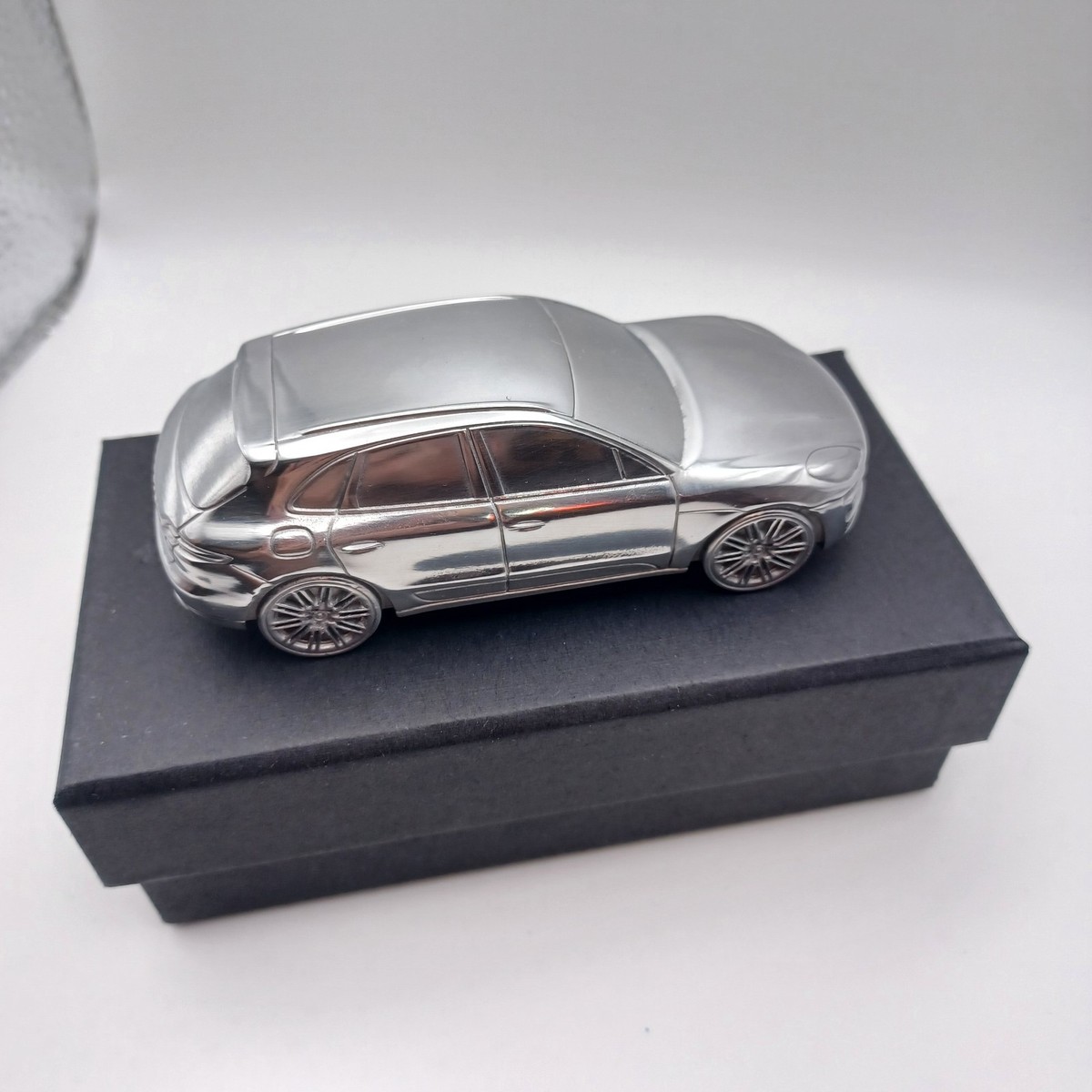 ポルシェ マカン　ペーパーウェイト ミニカー　メタル製 Porsche Macan Turbo Paperweight Metal Silver Limited Edition 1:43