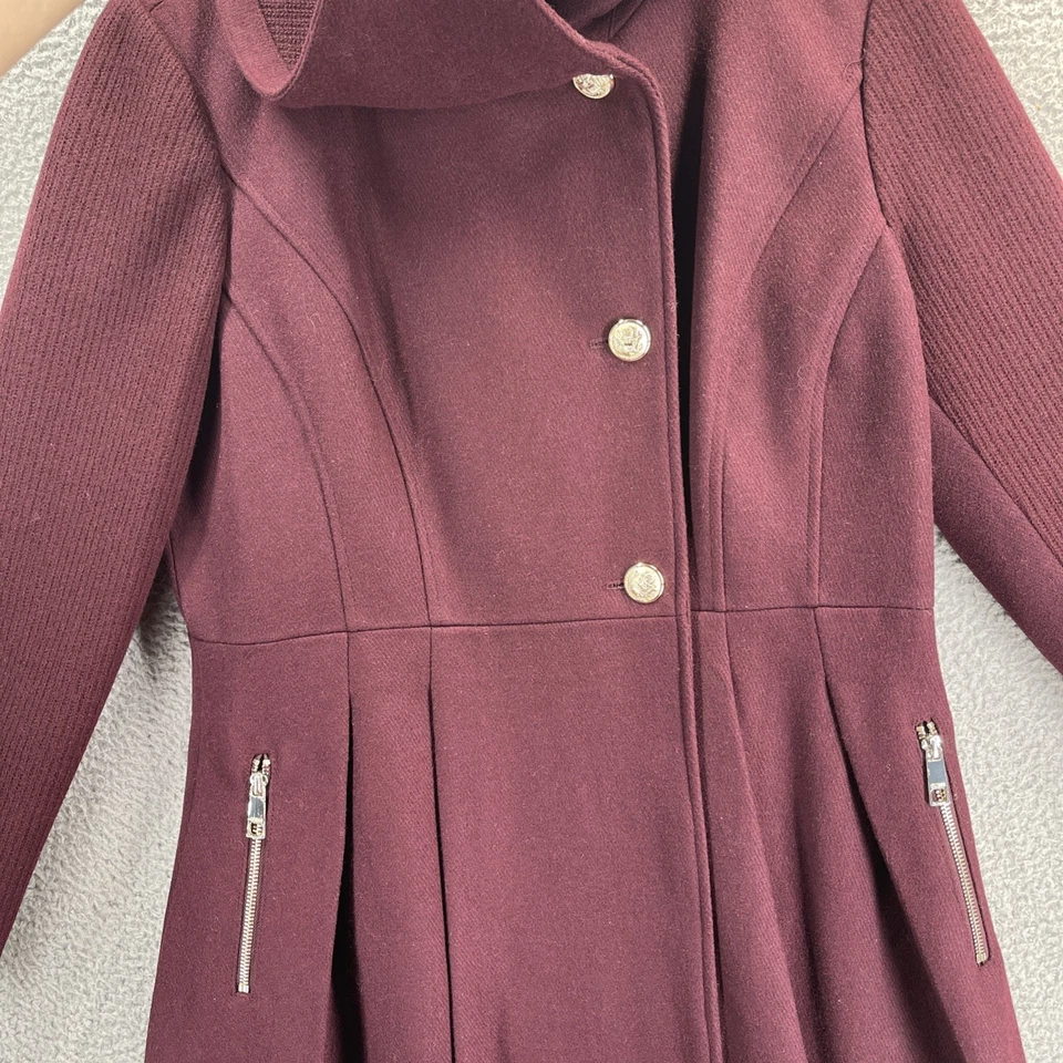 Abrigo Guess Mezcla Lana Guisante Mujer Grande Ajuste Vino y Acampanado Tono Dorado Botón Cremallera Foto 2 de 4