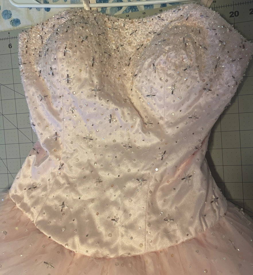 VESTIDO DE QUINCEAÑERA MORILEE ROSA BORDADO TRIDIMENSIONAL APLICADO BRILLO TUL Foto 3 de 4