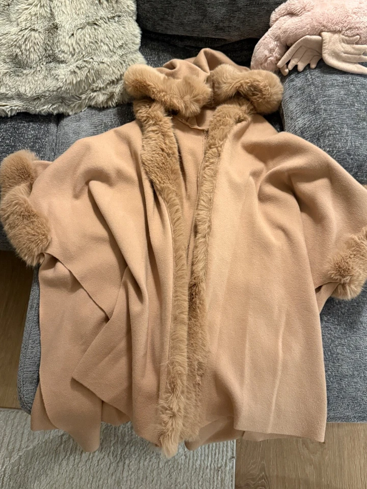 Capa Belle Fare By Ming Yang ribete de piel sintética mezcla de lana talla Uni beige Foto 2 de 3