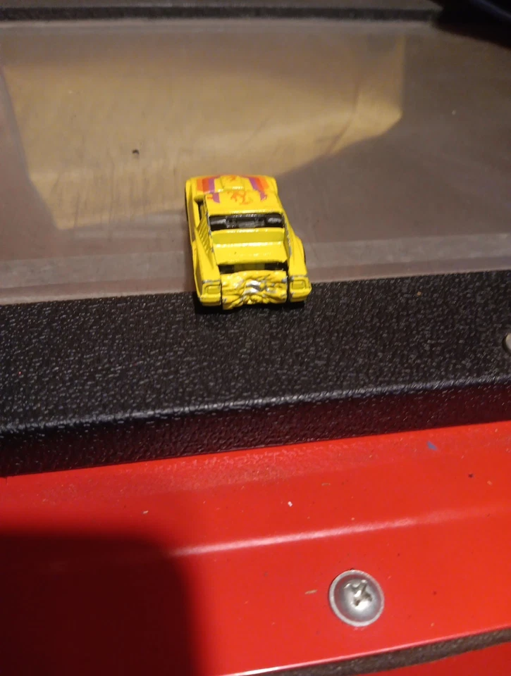 Coche agrietado Nissan 300 ZX amarillo Hot Wheels 1983 vintage diecast 1:64 RARO Foto 2 de 4