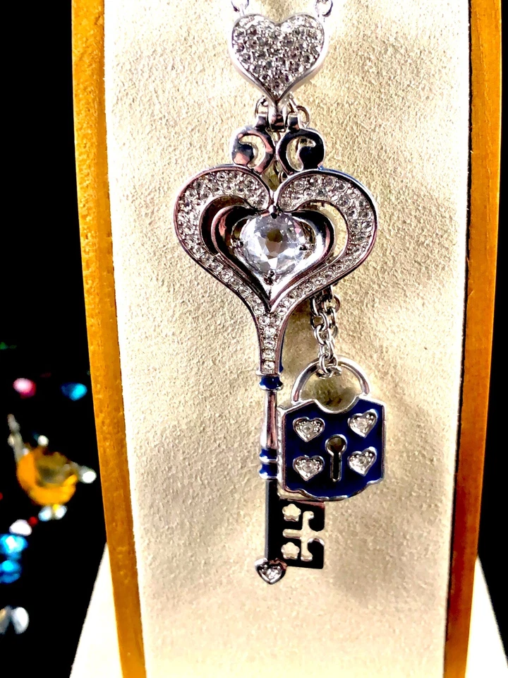 LAUREN G. ADAMS CHAPADO EN RODIO CIRCONITA AZUL ESMALTE DIVERTIDO CORAZÓN LLAVE COLLAR COLGANTE Foto 4 de 4