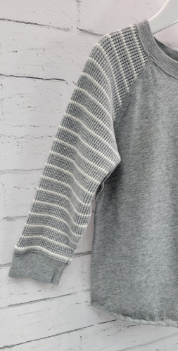 Camiseta raglán manga larga cuello redondo bebé GAP niños talla 3T dobladillo crudo gris blanco rayas - Imagen 4 de 9