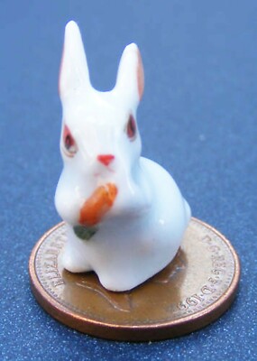 Puppenhaus weißes Kaninchen frisst Karotte Maßstab 1:12 Miniatur Keramik Haustier A Tumdee