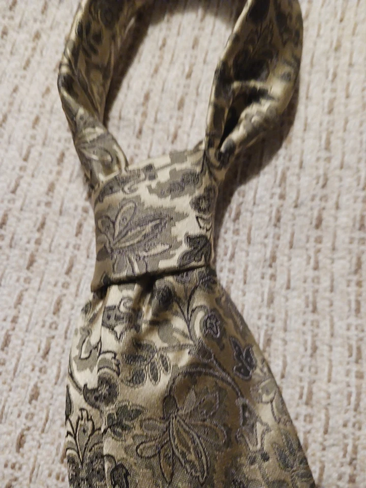 Corbata ALFA PERRY 100 % seda para hombre 63 pulgadas X 3 3/4 pulgadas dorada y negra floral hecha a mano Foto 3 de 4